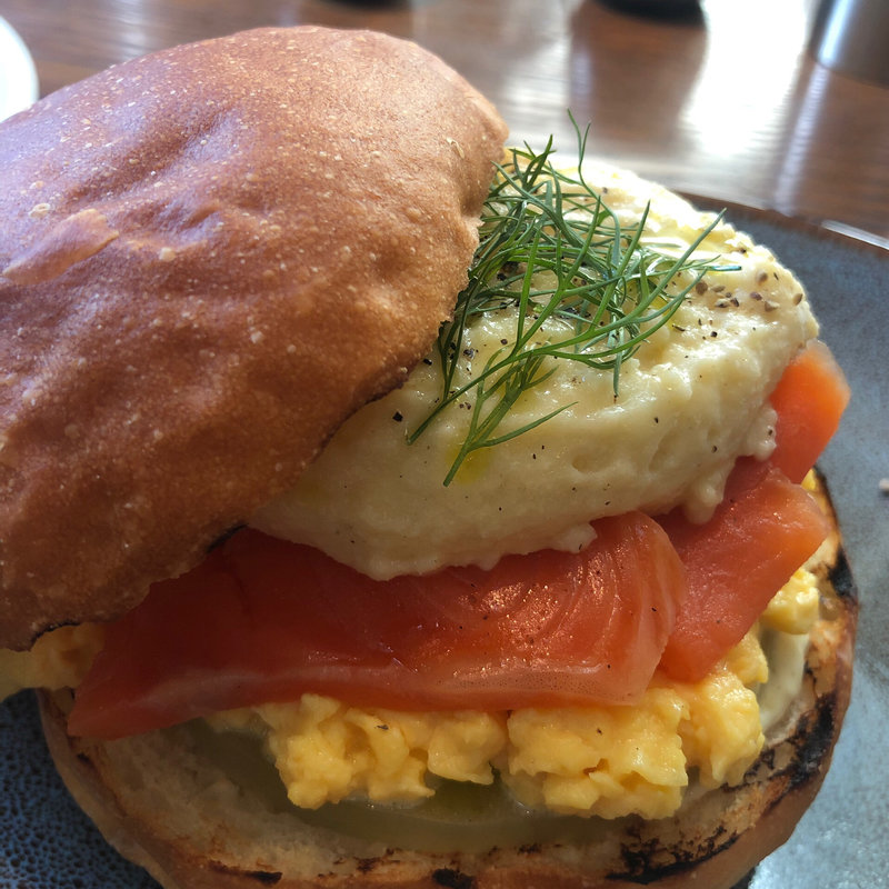 サーモンマリネのポテトバンズ(IVY PLACE)