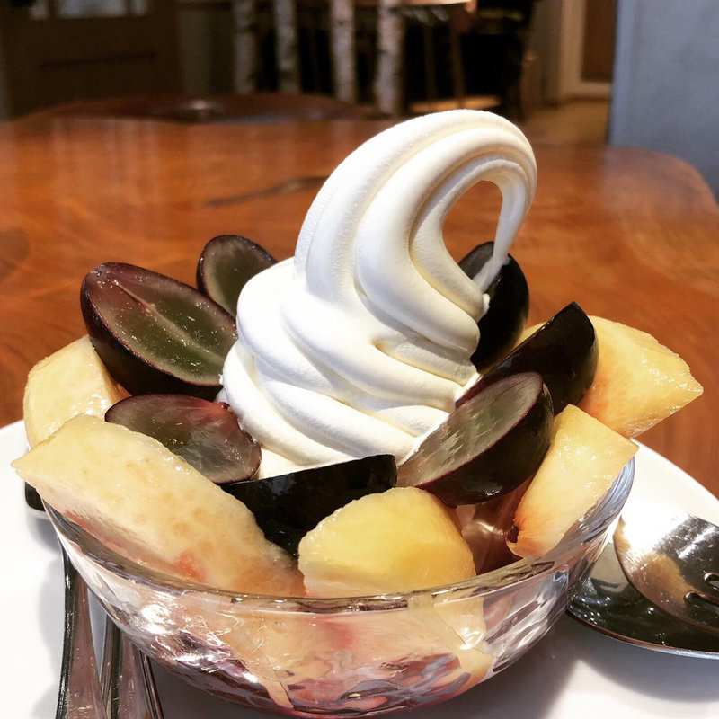 桃とブドウのパフェ(北のプレミアムフード館 キタプレ （北のプレミアムフード館 Kita-pre）)