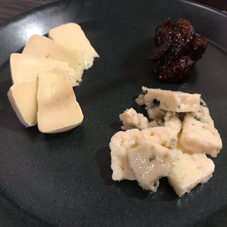 チーズの盛り合わせ(レザン デリカテッセン&カフェ)