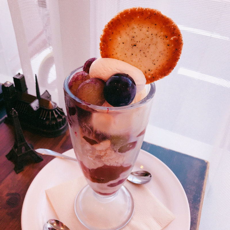 ゴロゴロぶどうとロイヤルミルクティのパフェ(patisserie il de PETITE FEVE)