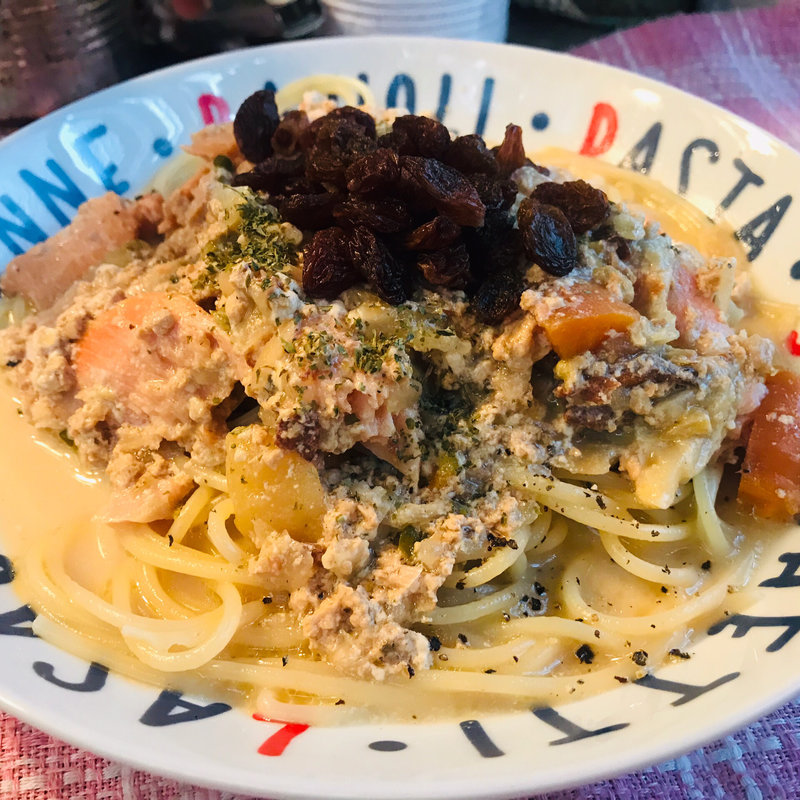 野菜とサーモンのクリームパスタ(BOXX Coffee & X-presso)