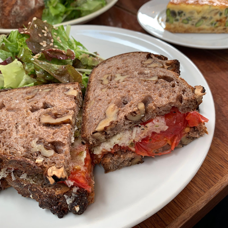 ペコリーノとフレッシュトマトのサンドイッチ(まちのパーラー)