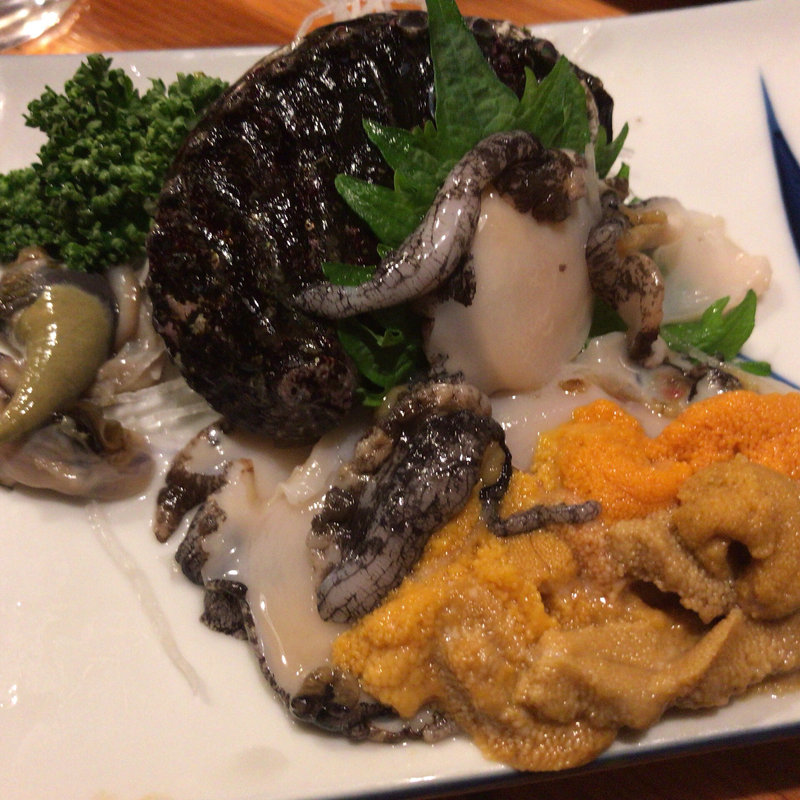 活あわびとうに刺(大衆居酒屋魚さんこ )