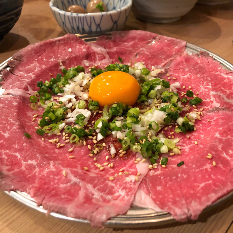 名物！黒毛和牛のとろ平ユッケ(かしわ屋)