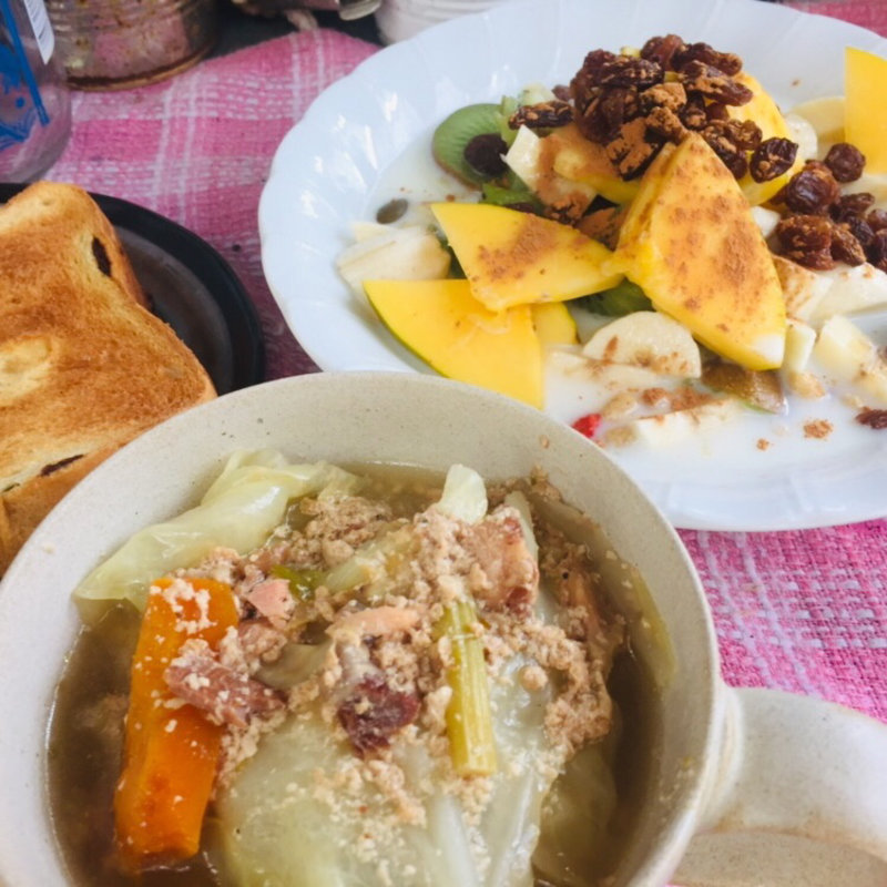 キャベツとベーコンのスープとフルーツヨーグルトサラダ(BOXX Coffee & X-presso)