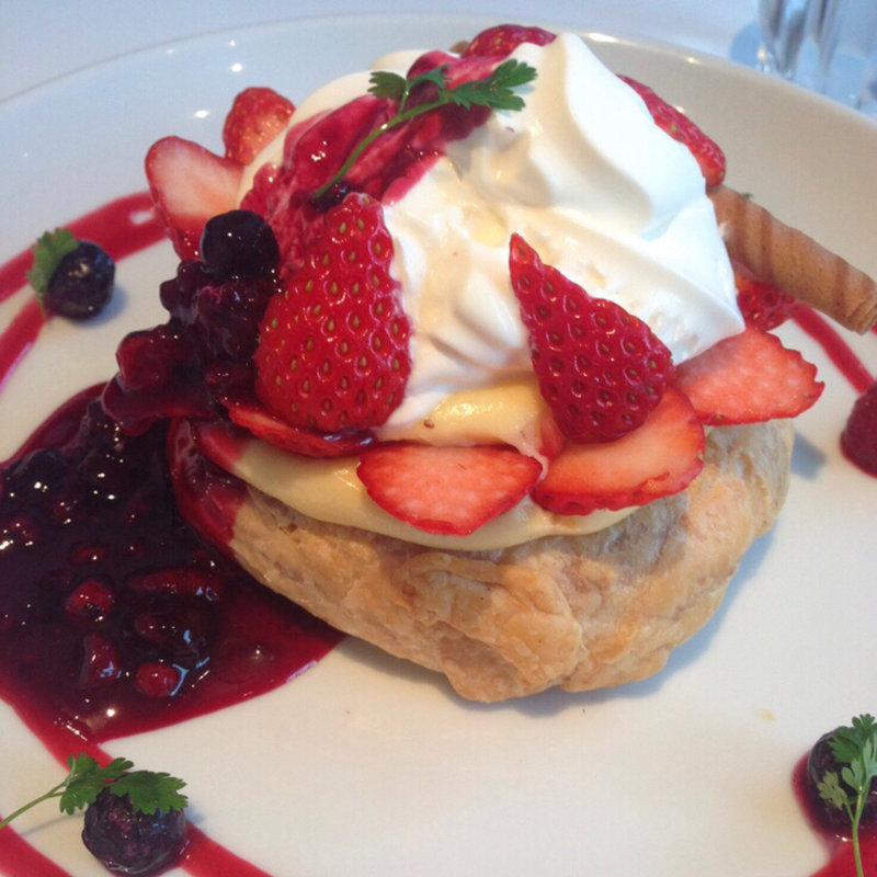 苺とベリーのフレンチパンケーキパイ包み焼き(パンケーキ専門店 Butter 横浜ベイクォーター)