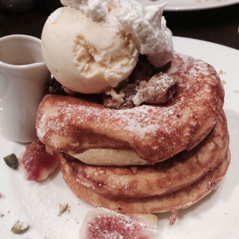 イチジクとドライフルーツのパンケーキ  紅茶のアングレーズソース(カフェ＆ブックス ビブリオテーク 東京・有楽町（café & books bibliothèque Tokyo Yurakucho）)