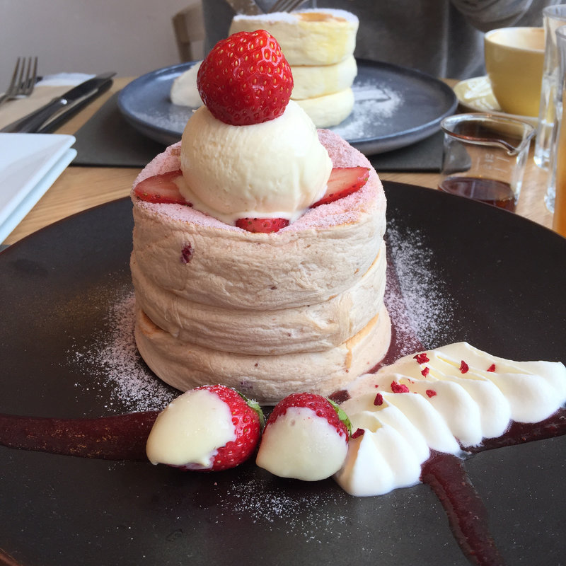 ふわふわ苺とホワイトチョコ(ミカサデコ＆カフェ神宮前 （MICASADECO&CAFE）)