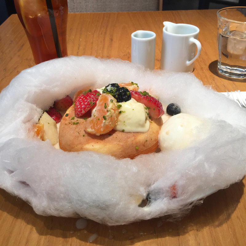 コットンキャンディーパンケーキ 4種のフルーツとアングレーズソース(デイビッド・マイヤーズ カフェ)