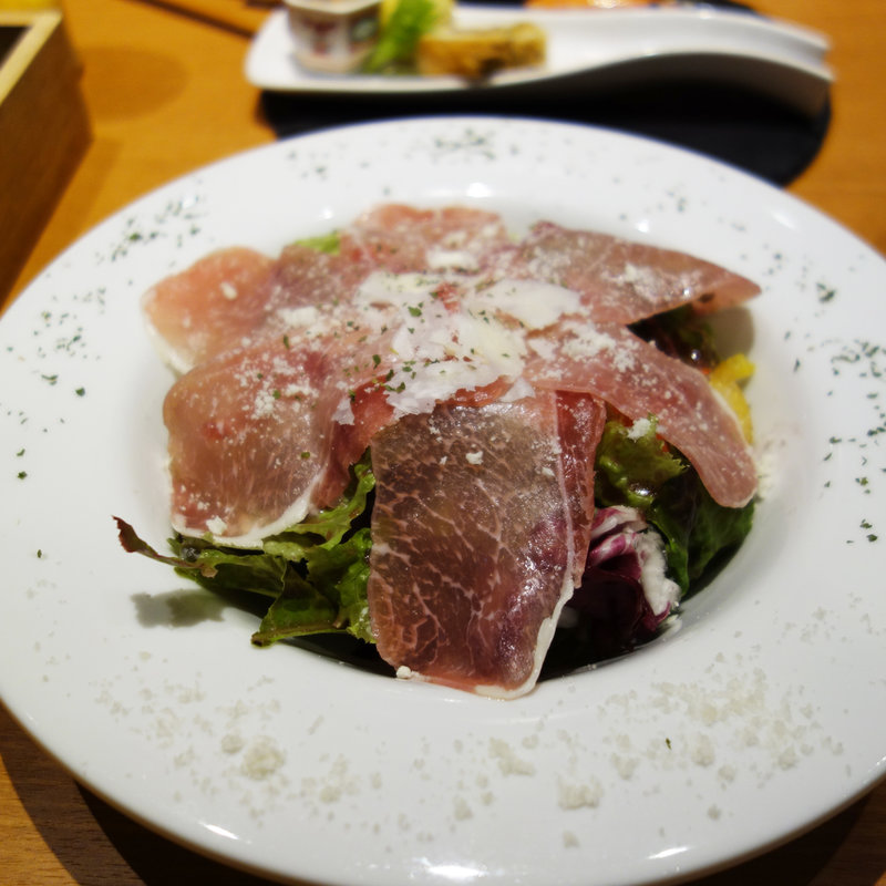 生ハムサラダ(あか牛Dining yoka-yoka KITTE博多店)