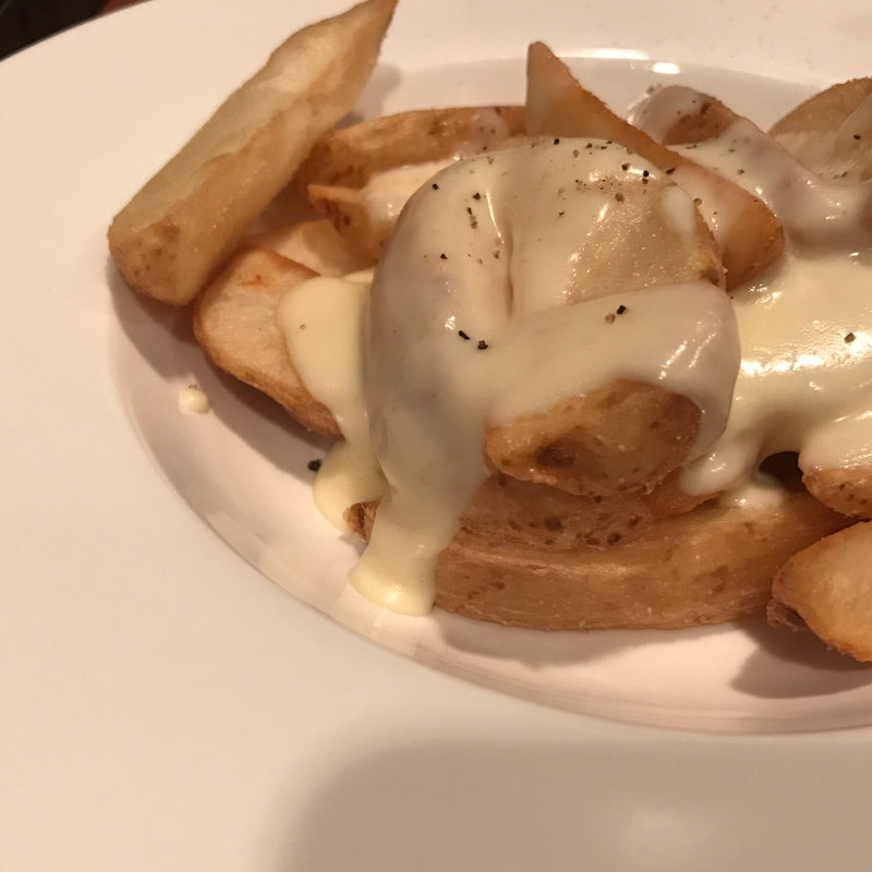 皮付きポテトフライのチーズソース(F+1)