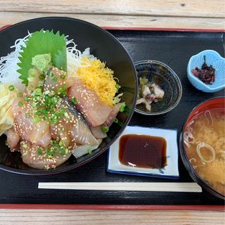 漁師まかない丼(長井市場食堂)