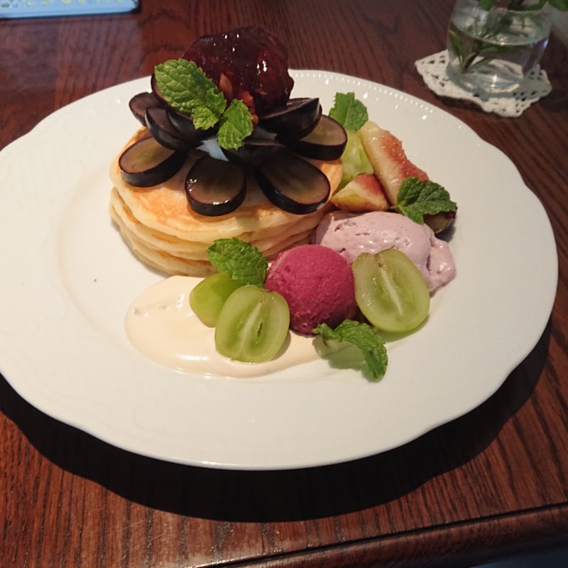 ぶどうといちじくのパンケーキ(カフェ アンジェ)