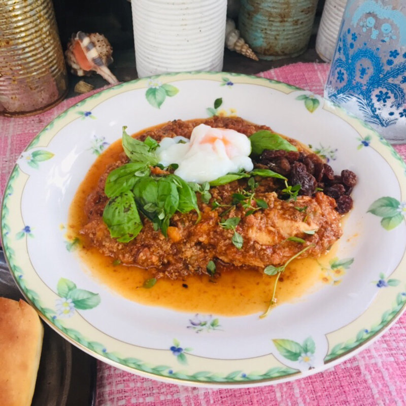 サーモンのトマトミート煮込み温泉卵トッピング(BOXX Coffee & X-presso)