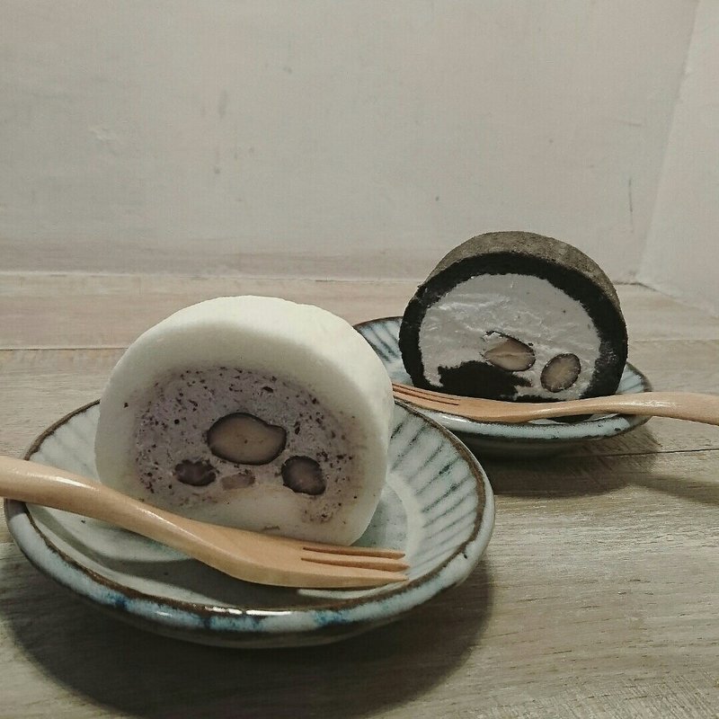 丹波の黒豆ロールケーキ(しろいくろ)