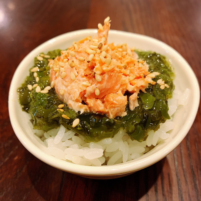 めかぶ&鮭マヨ飯( 灼味噌らーめん 八堂八（やどや）)