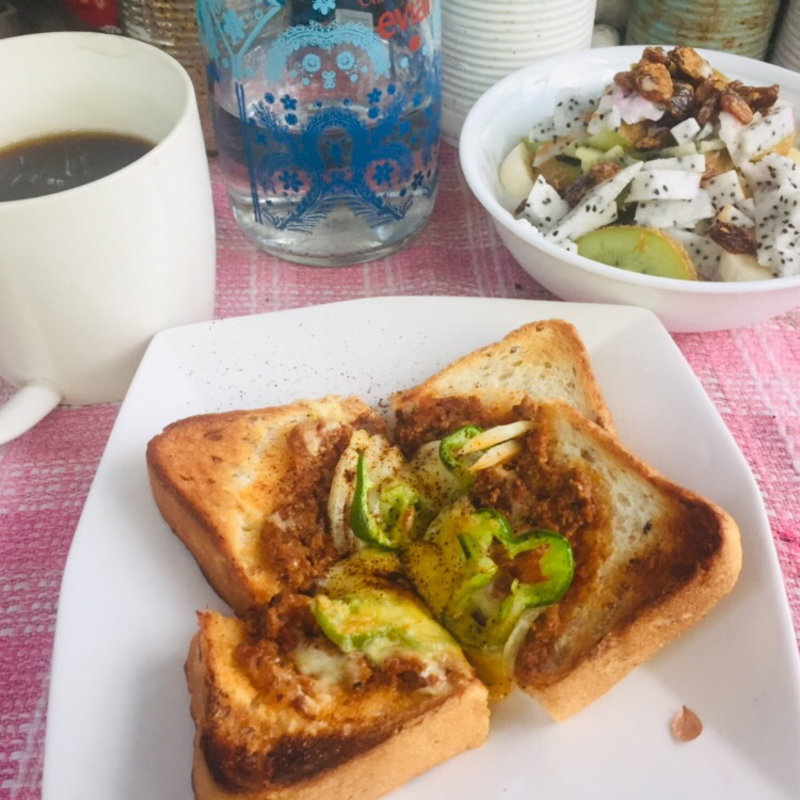 ミートビザトーストとフルーツ三種盛りヨーグルトサラダ(BOXX Coffee & X-presso)