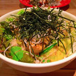 サーモンとアボカドの和風ロコモコ丼(FLUKE （フルーク）)