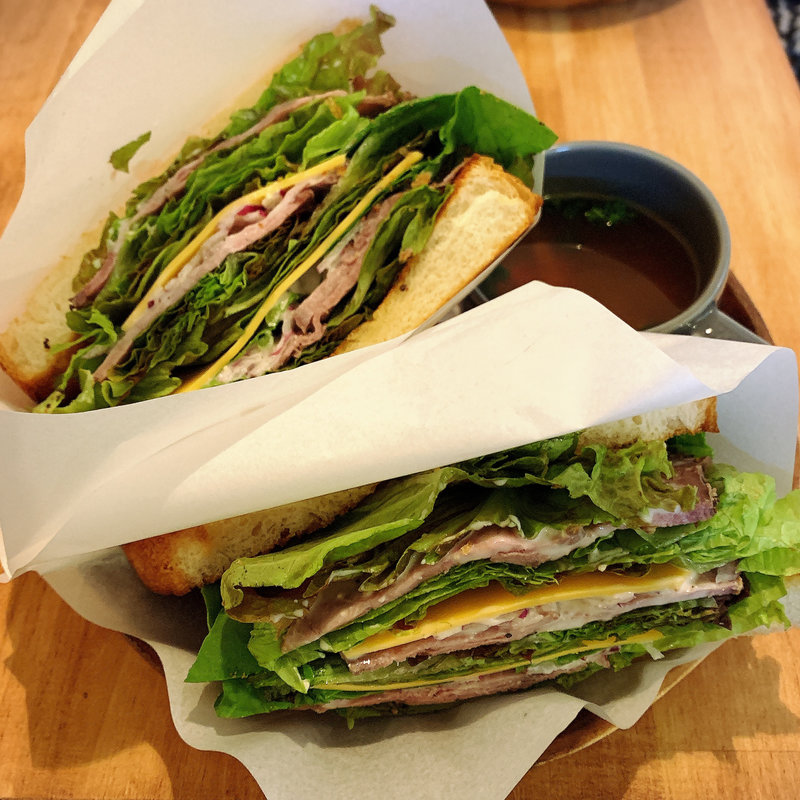 自家製ローストビーフのサンドイッチ（Sスモールサイズ）(松涛カフェ 本店)