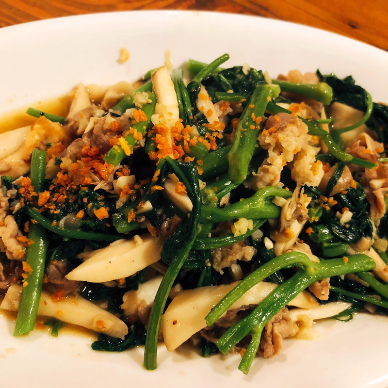 空芯菜とキノコの牛肉ニンニク炒め(でですけ サイゴンキッチン)