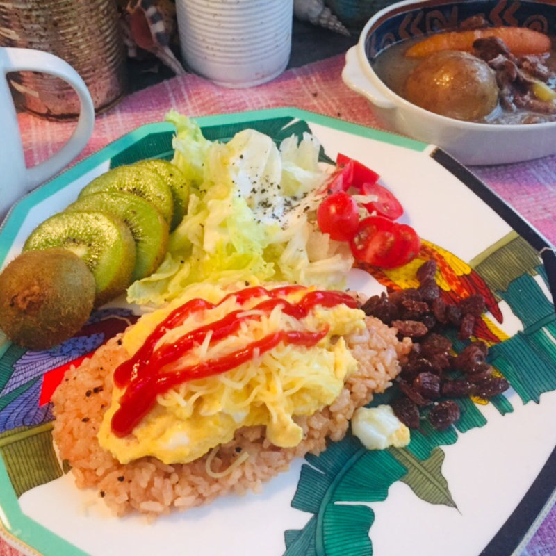 半熟トロトロ卵のチーズオムライスとハラミビーフベジタブルスープ (BOXX Coffee & X-presso)