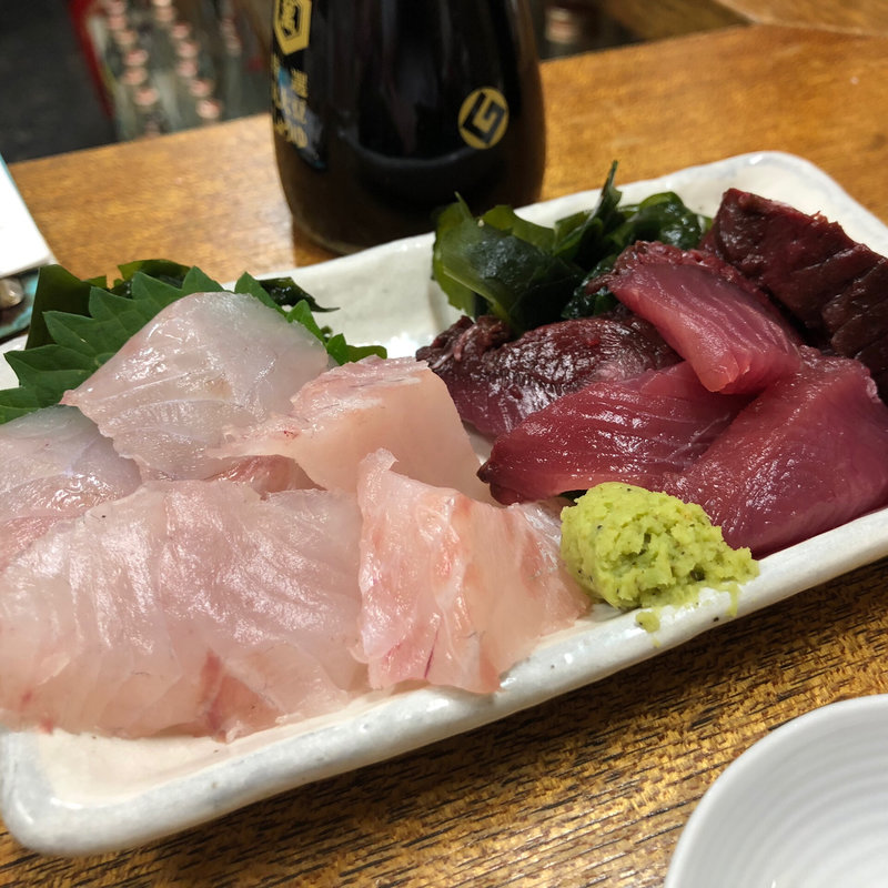 スズキとカツオの刺身(大衆酒場 増やま)