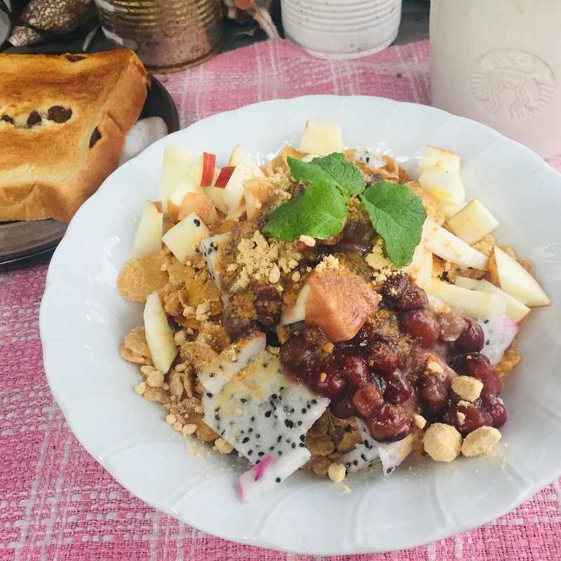 林檎とドラゴンフルーツのきな粉ヨーグルトサラダ (BOXX Coffee & X-presso)