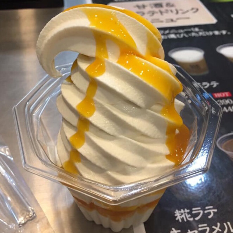 糀ソフトクリームマンゴーソース和え(糀らって)