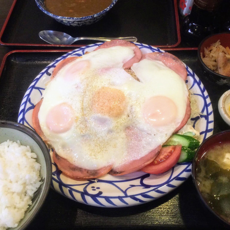 ハムエッグ定食とカレールー(伊東食堂(いとうしょくどう))