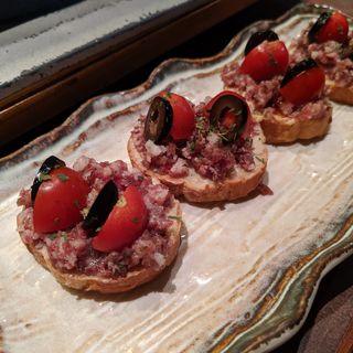牛とろフレークのブルスケッタ(肉匠　とろにく　恵比寿店)