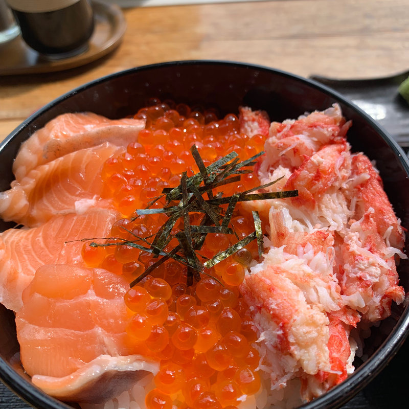 三色丼(羅臼漁協直営店　海鮮工房 （ラウスギョキョウチョクエイテン カイセンコウボウ）)