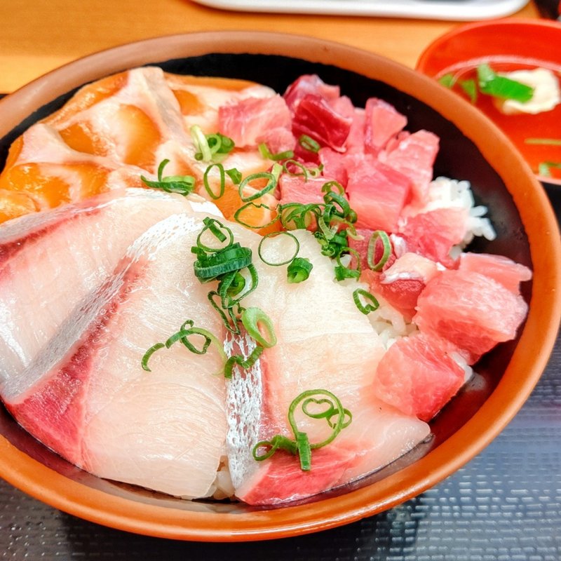 三色丼(海鮮丼 みなと食堂)