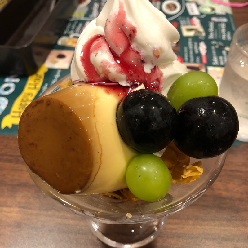 自家製プリンと2色のまるごとぶどうサンデー(ジョナサン 中野坂上店)