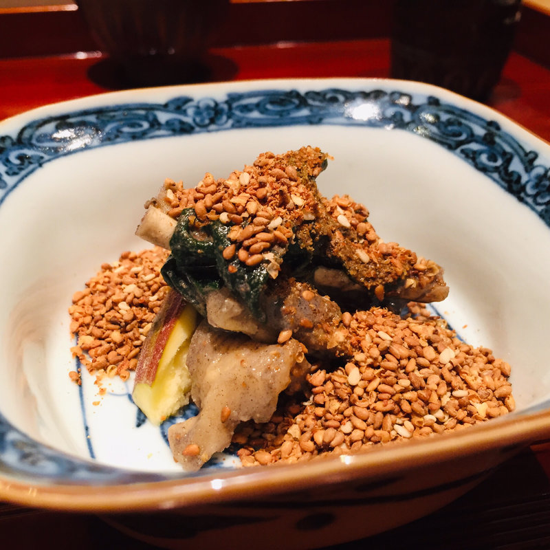 無花果、割干大根、つるむらさきの黄金胡麻和え(鮨 料理 一高)