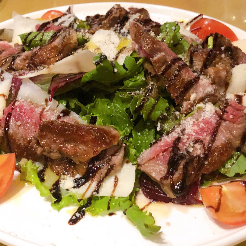 黒毛和牛サーロインのタリアータ 硬質チーズを添えて(アトリエ・ド・フロマージュ ピッツエリア・カフェ店 （Atelier de Fromage）)