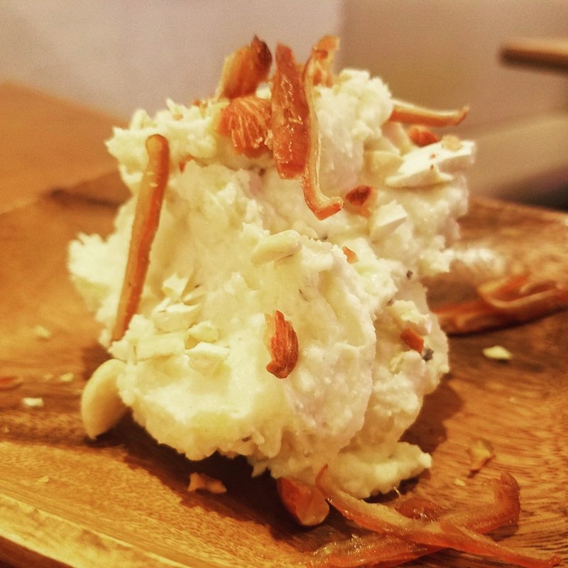 木の実とゴルゴンゾーラのポテサラ(ビストロクオン)