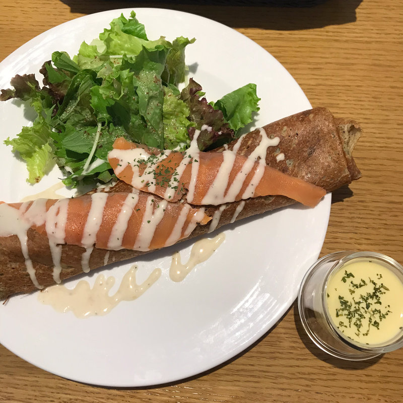 スモークサーモン、ポテトのグラタン、卵の包み焼き(ブルー・ブリック・ラウンジ)