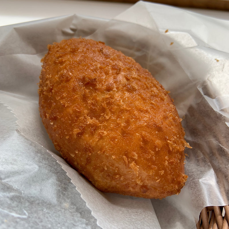 ゆでたまご入りカレーパン(デンマークベーカリー練馬店)