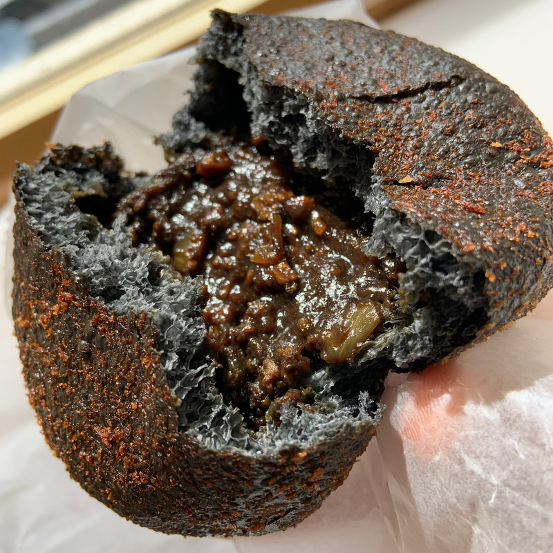 ブラックカレーパン(デンマークベーカリー練馬店)
