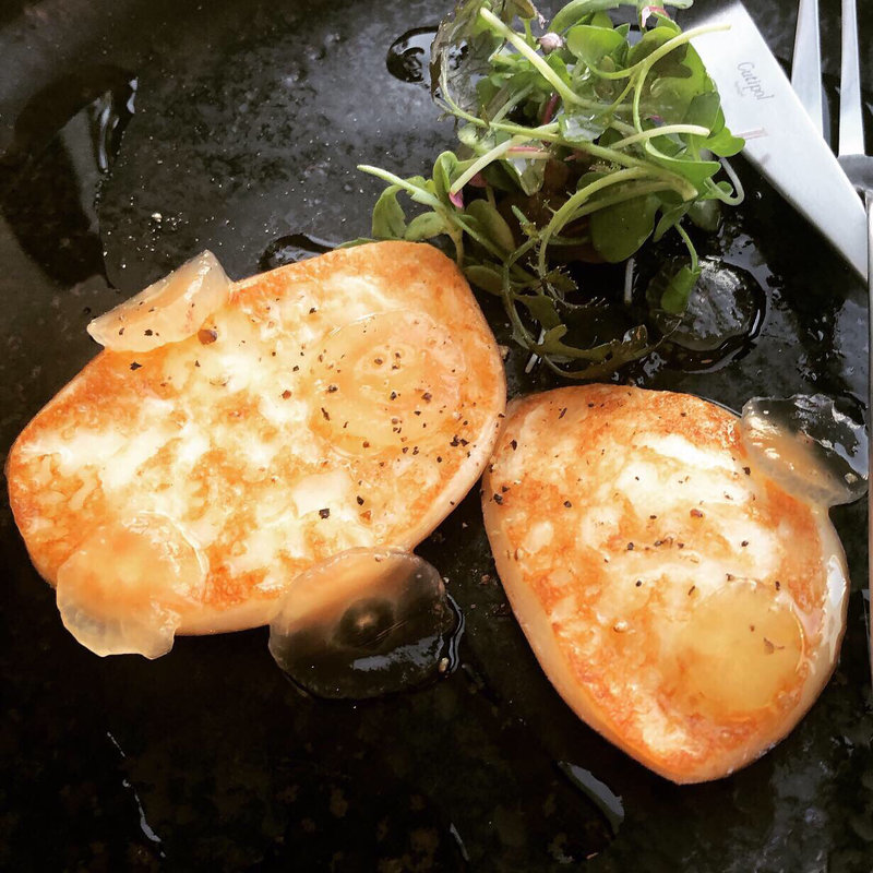 燻製スカモルツァの焼きチーズ ぶどうと共に(Au Bord d'Eau Fukuoka オ・ボルドー・フクオカ)