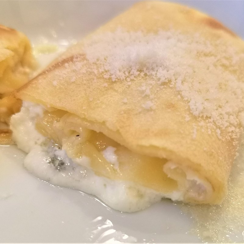 マスカルポーネチーズとゴルゴンゾーラチーズのクレープ包み焼き(La Bilancia ～ビランチャ～ 梅田店)