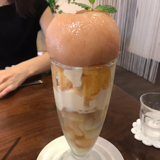 まるごと桃のフレンチトーストパフェ(Cafe Fate)