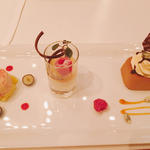 カラメルとチョコレートのムース パンナコッタと洋梨のスープ ラズベリーアイスクリーム(ザ・ロビー （The Peninsula Tokyo The Lobby）)
