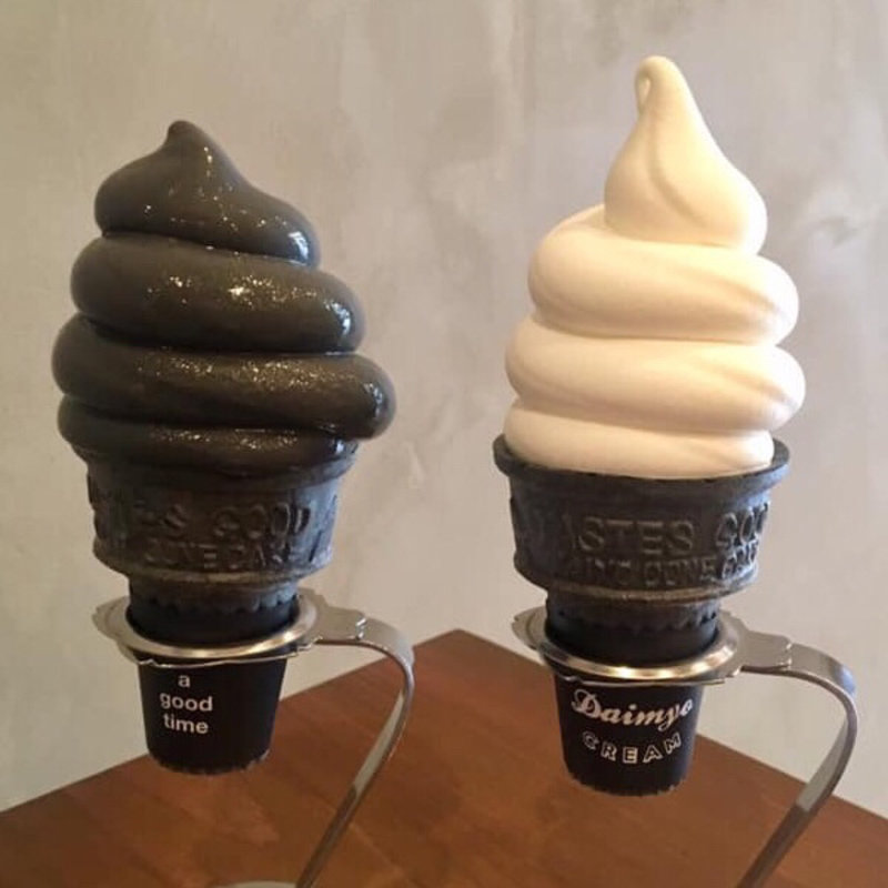 ブラックチーズと生クリームミルク(DAIMYO SOFTCREAM 鎌倉)