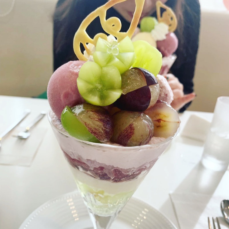 シャインマスカットとピオーネのパフェ(タカノフルーツパーラー 新宿高島屋店 )