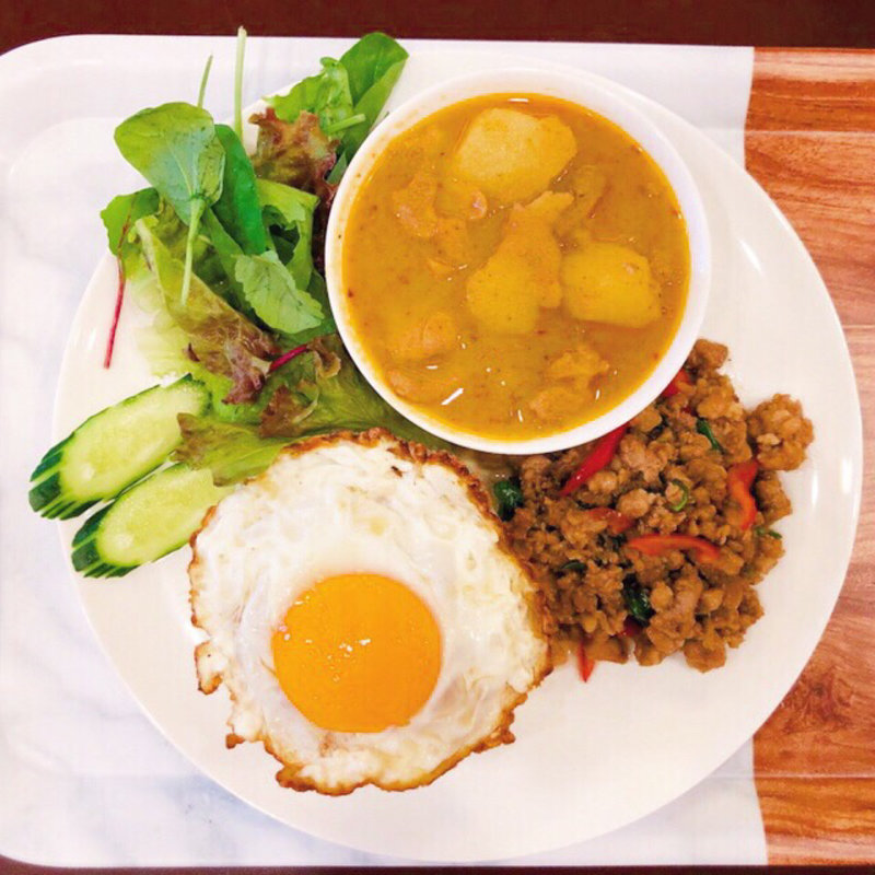 ガパオとマッサマンカレー(バーンラック（間借り先店舗:元祖紙やきホルモサ）)