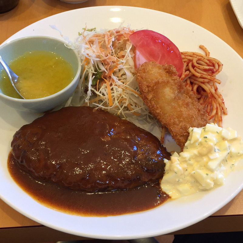 ハンバーグと魚フライ(洋食クッチーナ)