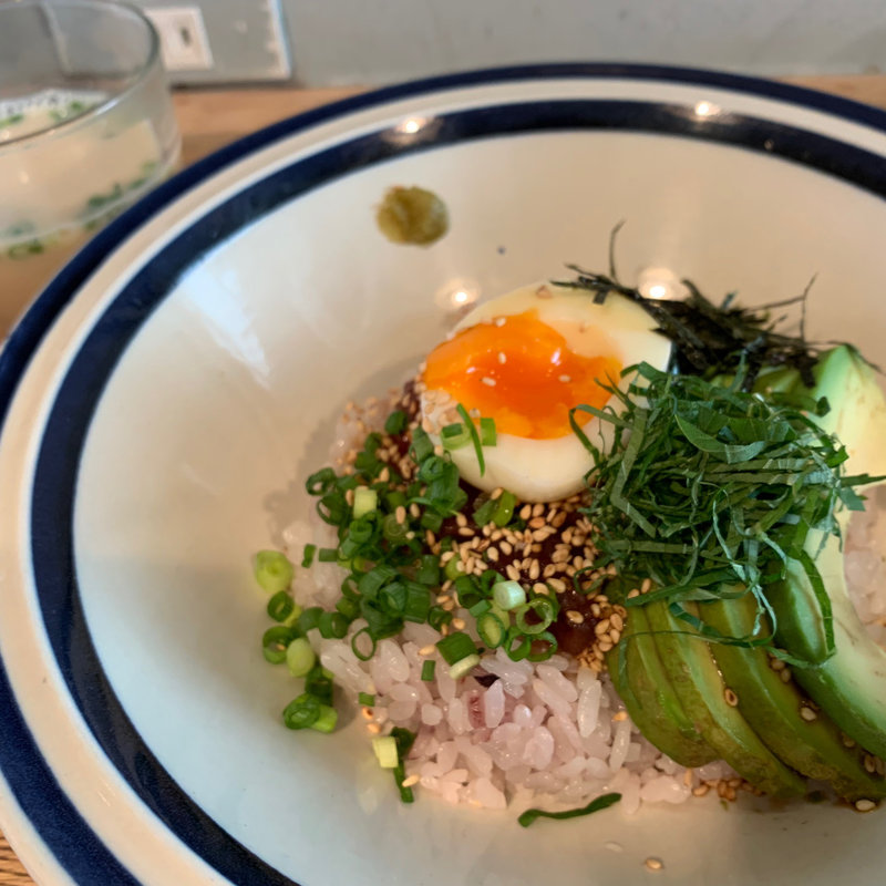 マグロの中落ちとアボカドの漬け丼 半熟卵添え(メゾン イー （Maison YWE）)