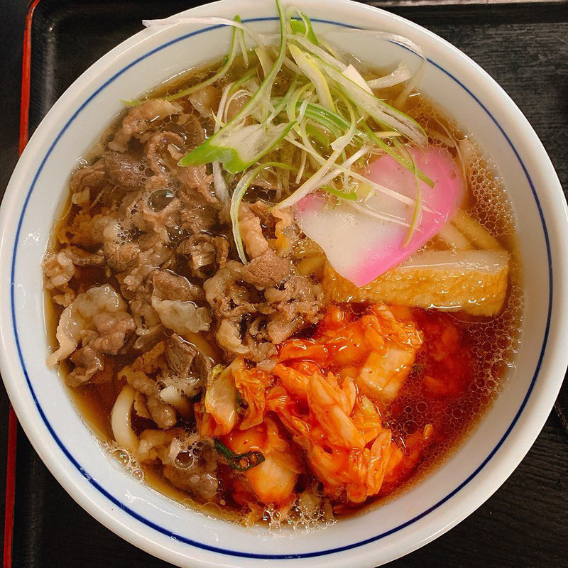 肉うどん（宮崎牛）キムチ(はちまんうどん )