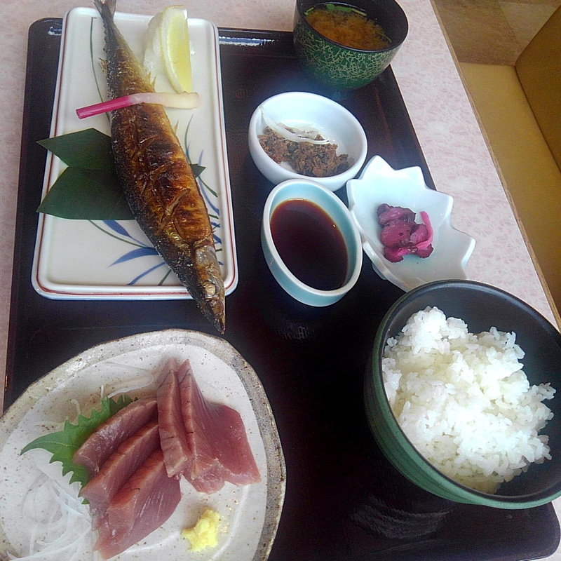 サンマ焼き+カツオ刺定食(港町レストラン 鮮)